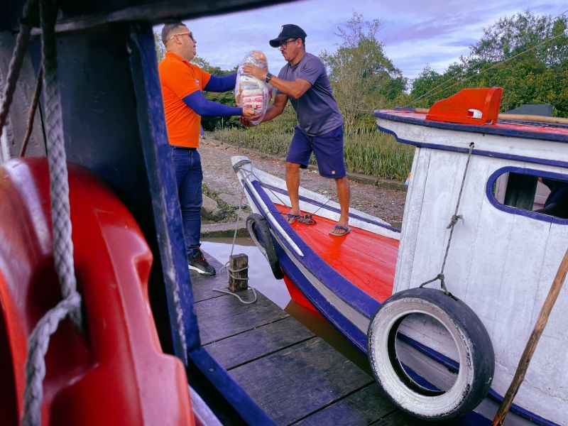 Entrega de cestas básicas e água na região das ilhas de Ananindeua
