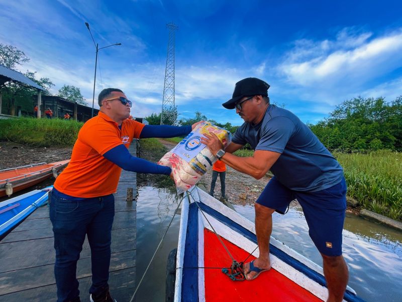 Entrega de cestas básicas e água na região das ilhas de Ananindeua