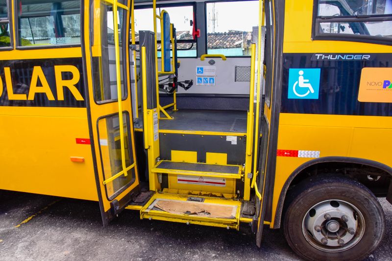 Entrega do ônibus escolar