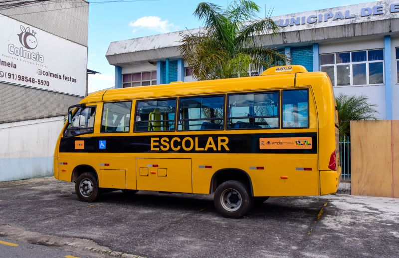 Entrega do ônibus escolar
