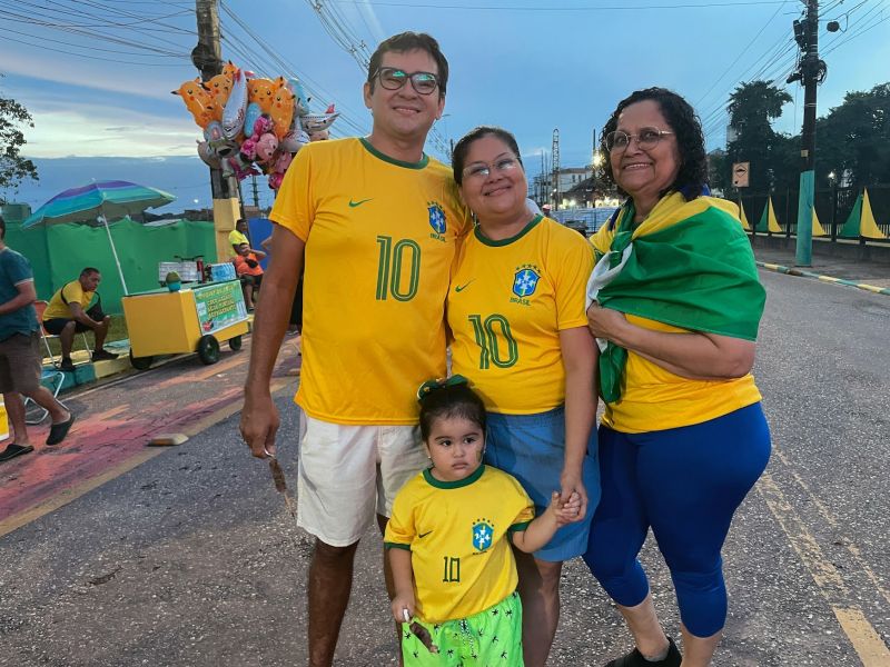 Jogo da Seleção Brasileira no telão externo do teatro municipal de Ananindeua