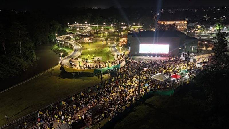 Jogo da Seleção Brasileira no telão externo do teatro municipal de Ananindeua