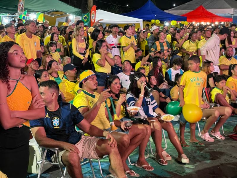 Jogo do Brasil com telão no parque Vila Maguary