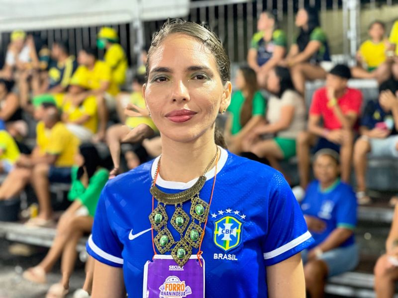 Jogo do Brasil no telão do estacionamento do Ginásio do Abacatão