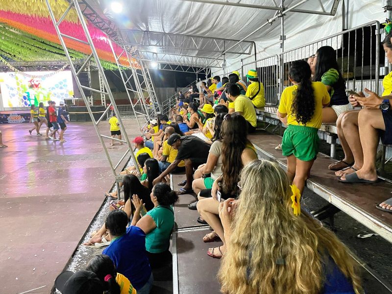 Jogo do Brasil no telão do estacionamento do Ginásio do Abacatão