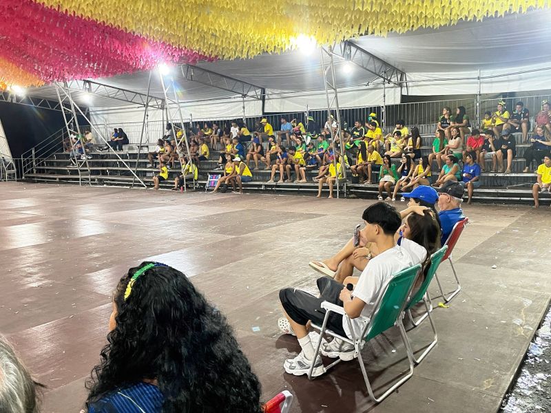 Jogo do Brasil no telão do estacionamento do Ginásio do Abacatão