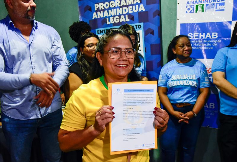 Entrega de Título de Propriedade na comunidade Orla de Cristo no bairro do Icuí