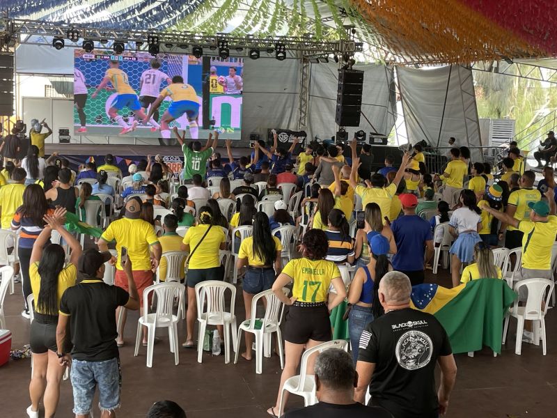 Jogo do Brasil no telão do estacionamento do ginásio Abacatão