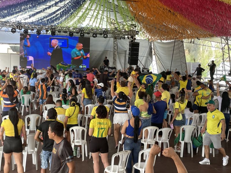 Jogo do Brasil no telão do estacionamento do ginásio Abacatão