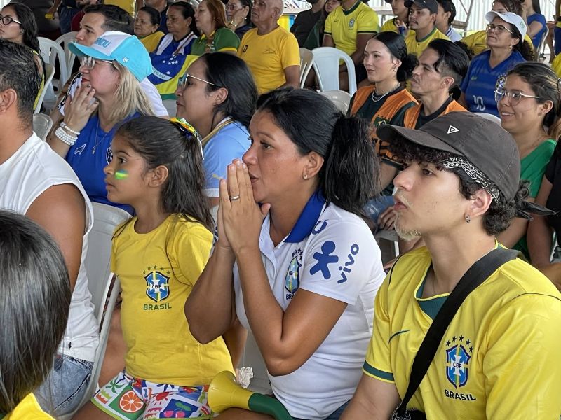 Jogo do Brasil no telão do estacionamento do ginásio Abacatão