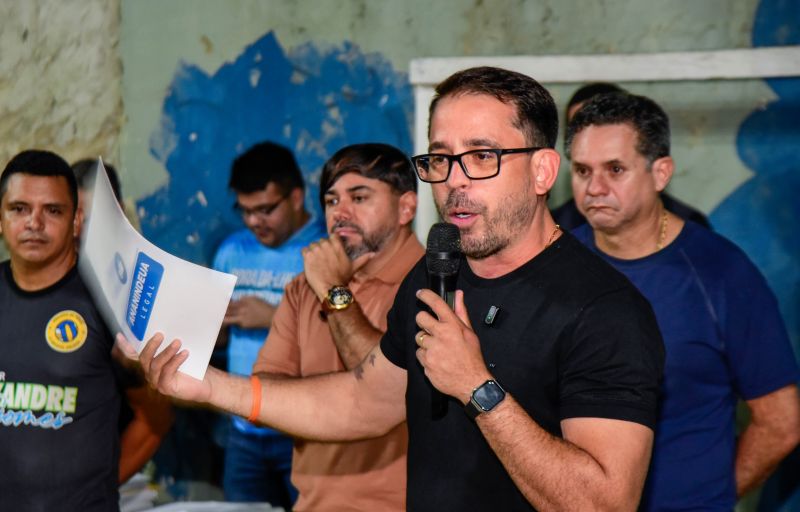Entrega de registro de propriedade na comunidade Nova Jerusalém no Coqueiro