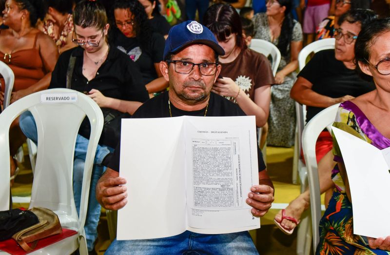 Entrega de registro de propriedade na comunidade Nova Jerusalém no Coqueiro