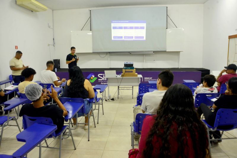 Entrega de certificado do curso de Almoxarifado e Logistica no SINE