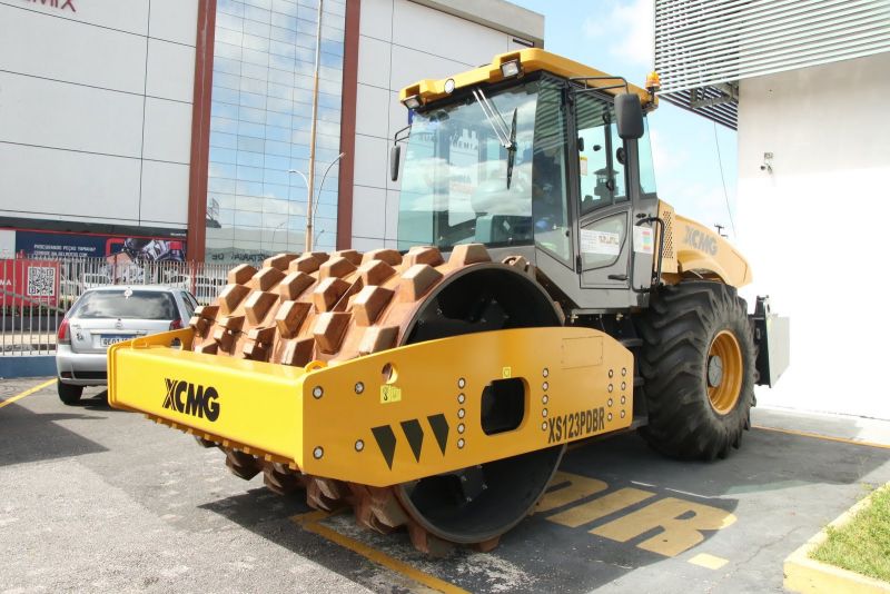 Entrega de equipamento Rolo Compactor