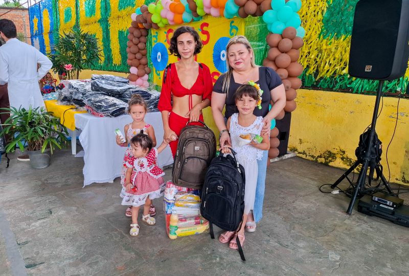 Entrega de apoio alimentar e kit escolar no CRAS 40 Horas