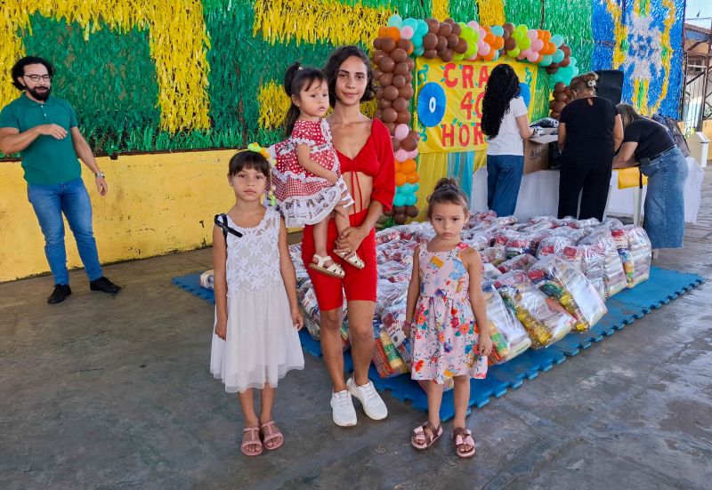Entrega de apoio alimentar e kit escolar no CRAS 40 Horas
