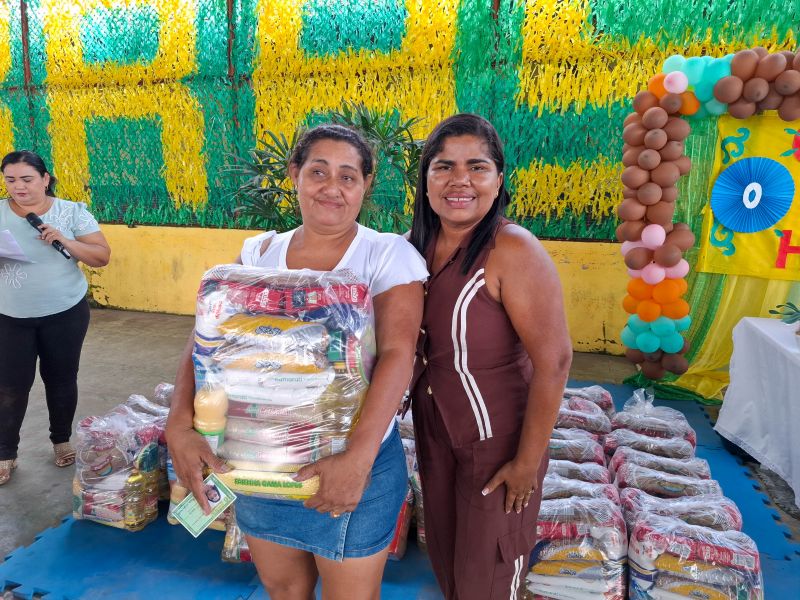 Entrega de apoio alimentar e kit escolar no CRAS 40 Horas