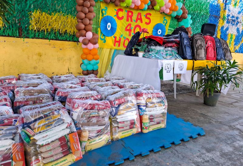 Entrega de apoio alimentar e kit escolar no CRAS 40 Horas