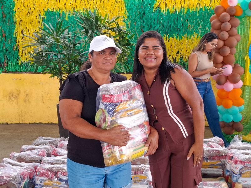 Entrega de apoio alimentar e kit escolar no CRAS 40 Horas