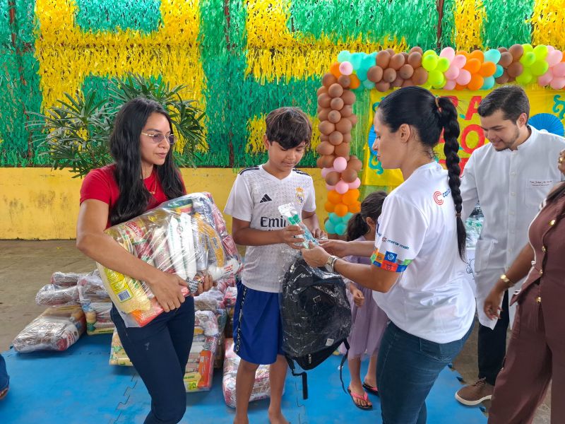 Entrega de apoio alimentar e kit escolar no CRAS 40 Horas