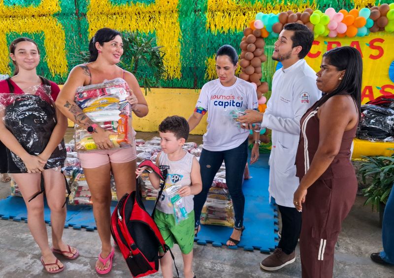 Entrega de apoio alimentar e kit escolar no CRAS 40 Horas