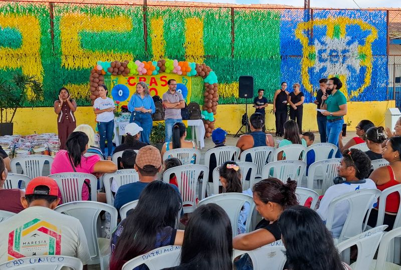 Entrega de apoio alimentar e kit escolar no CRAS 40 Horas
