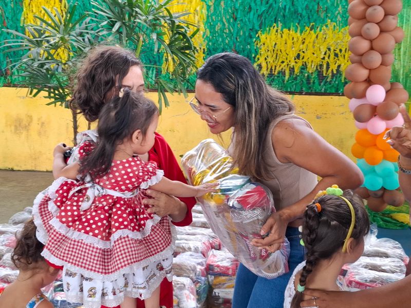 Entrega de apoio alimentar e kit escolar no CRAS 40 Horas