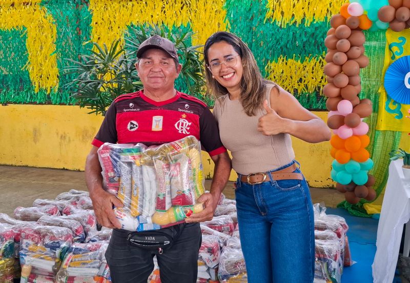 Entrega de apoio alimentar e kit escolar no CRAS 40 Horas