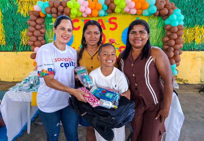 Entrega de apoio alimentar e kit escolar no CRAS 40 Horas