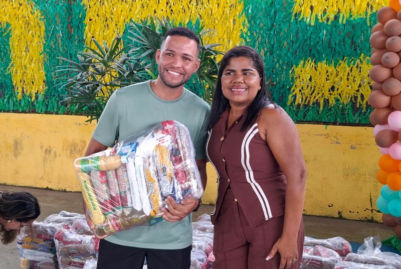 Entrega de apoio alimentar e kit escolar no CRAS 40 Horas
