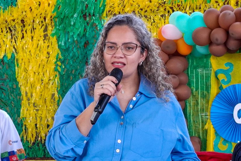 Entrega de apoio alimentar e kit escolar no CRAS 40 Horas