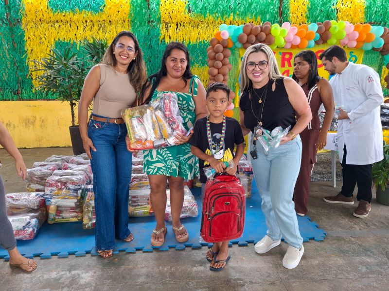 Entrega de apoio alimentar e kit escolar no CRAS 40 Horas