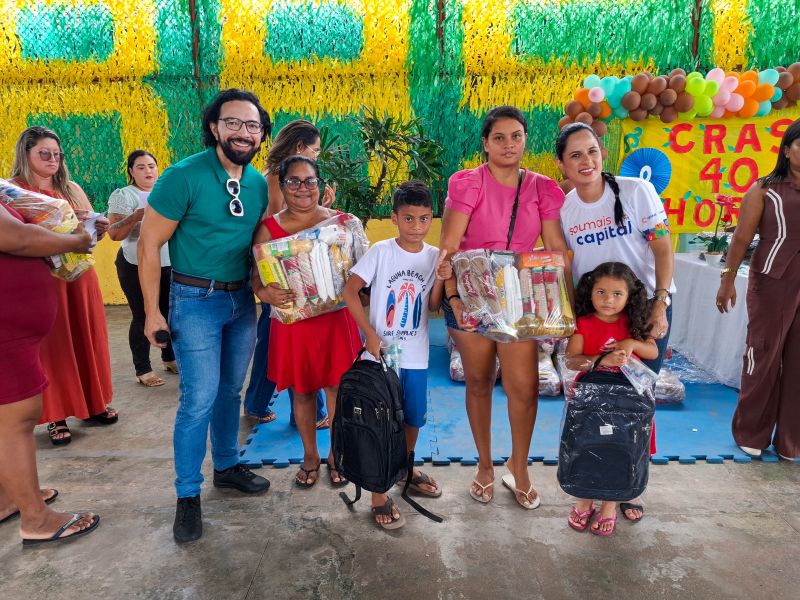 Entrega de apoio alimentar e kit escolar no CRAS 40 Horas