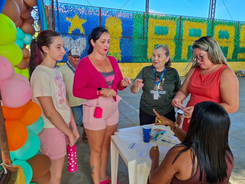 Entrega de apoio alimentar e kit escolar no CRAS 40 Horas