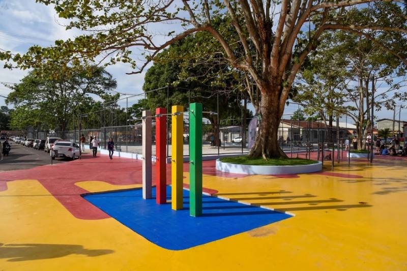 O espaço tem área para estacionar o carro.