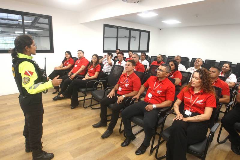 Empresa recebe equipe da Semutran.