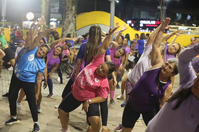 Mulherada aproveitando aulas de ritmos promovido pela Secretaria de Esporte (Semes).