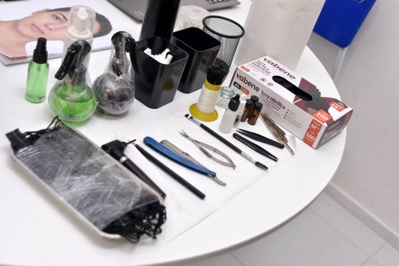 O equipamento usado para o design de sobrancelhas.