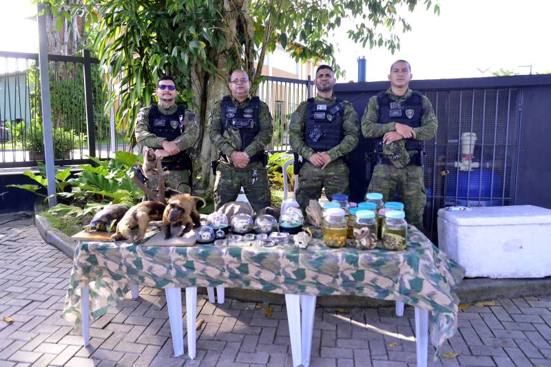 O Grupamento Ambiental da Polícia Ambiental reunido para apresentar o material de taxidermia aos estudantes.