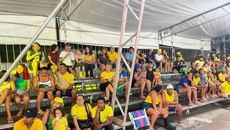 Torcedores no estacionamento do Ginásio do Abacatão. 