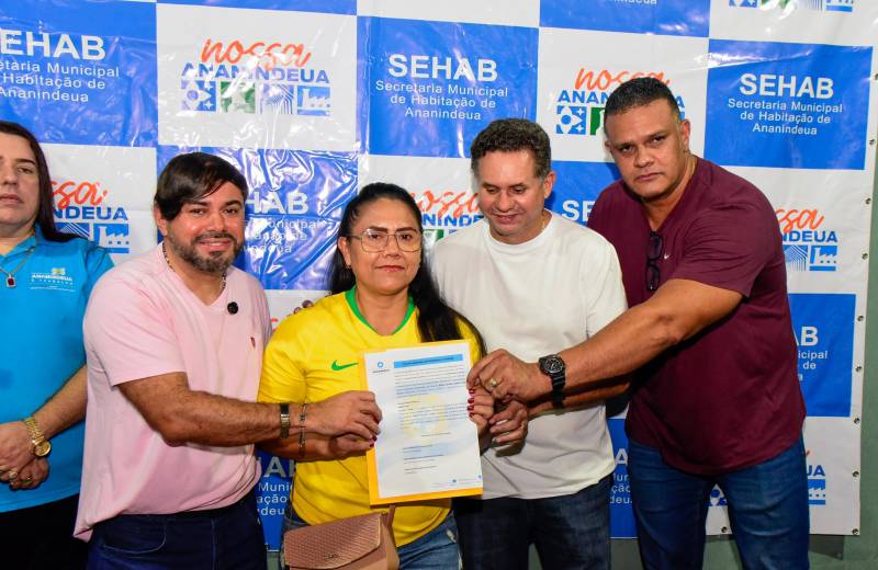 Sorrisos e gratidão marcaram o momento da entrega dos títulos de regularização fundiária.