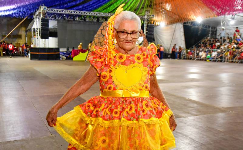 Com muita simpatia e alegria, Dona Francisca encantou o público e mostrou que o amor pela cultura junina não tem idade.