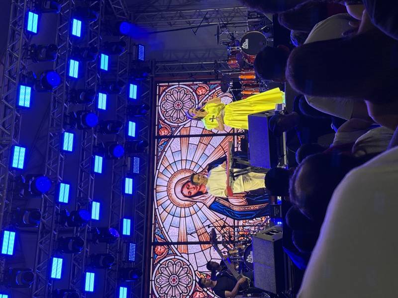 O casal cearense Ana Clara e Ítalo Poeta animou o público com uma apresentação que uniu música, fé e cultura nordestina.