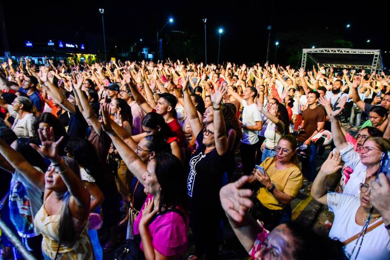     A fé reuniu milhares de pessoas na Avenida Dom Vicente Zico durante a primeira noite do Adora Pará 2026.