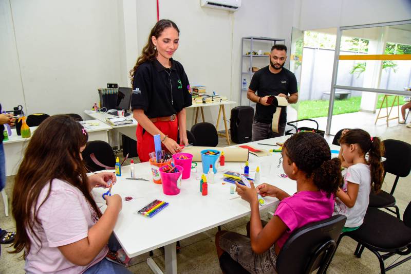 Na biblioteca do CEU das Artes, os alunos colocaram a criatividade em prática durante a oficina de produção de marcadores de livros.
