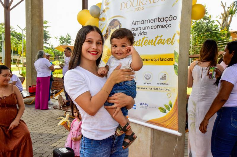 Juliana da Silva, 21 anos, aproveitando as orientações da ação para pôr em prática com seu fiho Jhon Nathanael de 9 meses.