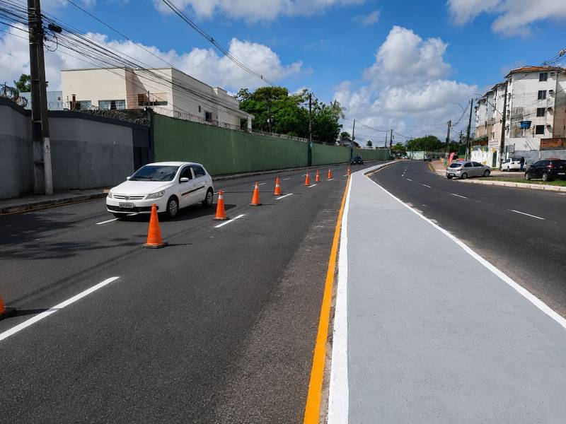 Implantação da sinalização vertical reforça a organização e a orientação dos condutores na via.