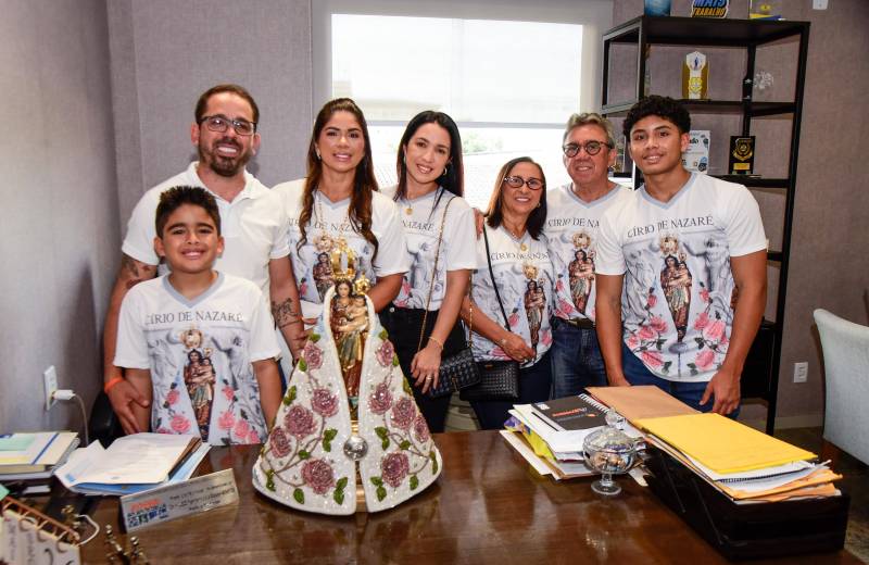 Na sala do prefeito, Dr. Hugo Atayde recebeu a Imagem Peregrina de Nossa Senhora de Nazaré, em um momento marcado pela fé e devoção.