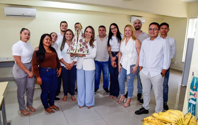 A Imagem Peregrina percorreu as salas e repartições da Prefeitura, levando fé, esperança e bênçãos aos servidores.