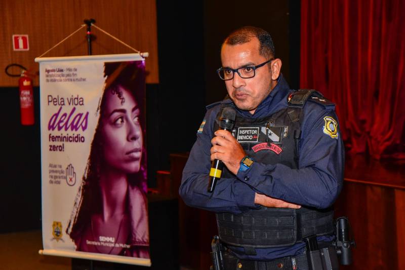 Materiais educativos foram distribuídos durante a programação com orientações sobre os tipos de violência e os canais de atendimento e denúncia.